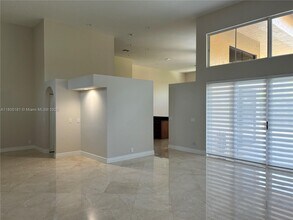 384 Coconut Cir in Weston, FL - Building Photo - Building Photo