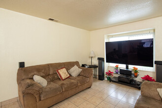 2942 Sierra St in Riverbank, CA - Building Photo - Interior Photo