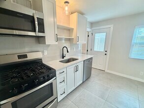 201 S Mitchell St in San Marcos, TX - Building Photo - Building Photo