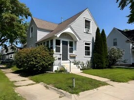 1403 Columbus Ave in Grand Haven, MI - Building Photo
