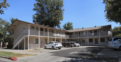 College Manor in Woodland, CA - Building Photo - Building Photo