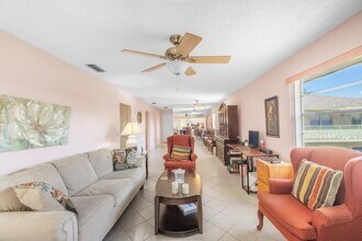 33 Lake Vista Trail, Unit 202 in Port St. Lucie, FL - Foto de edificio - Building Photo