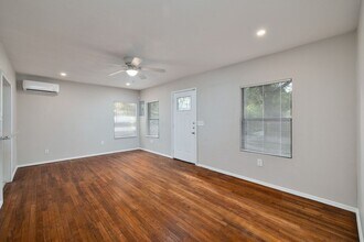 214 Benita St in San Antonio, TX - Building Photo - Building Photo