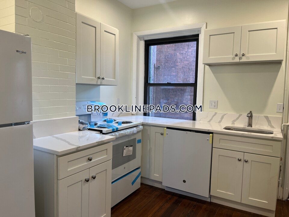 1855 Beacon St in Brookline, MA - Building Photo