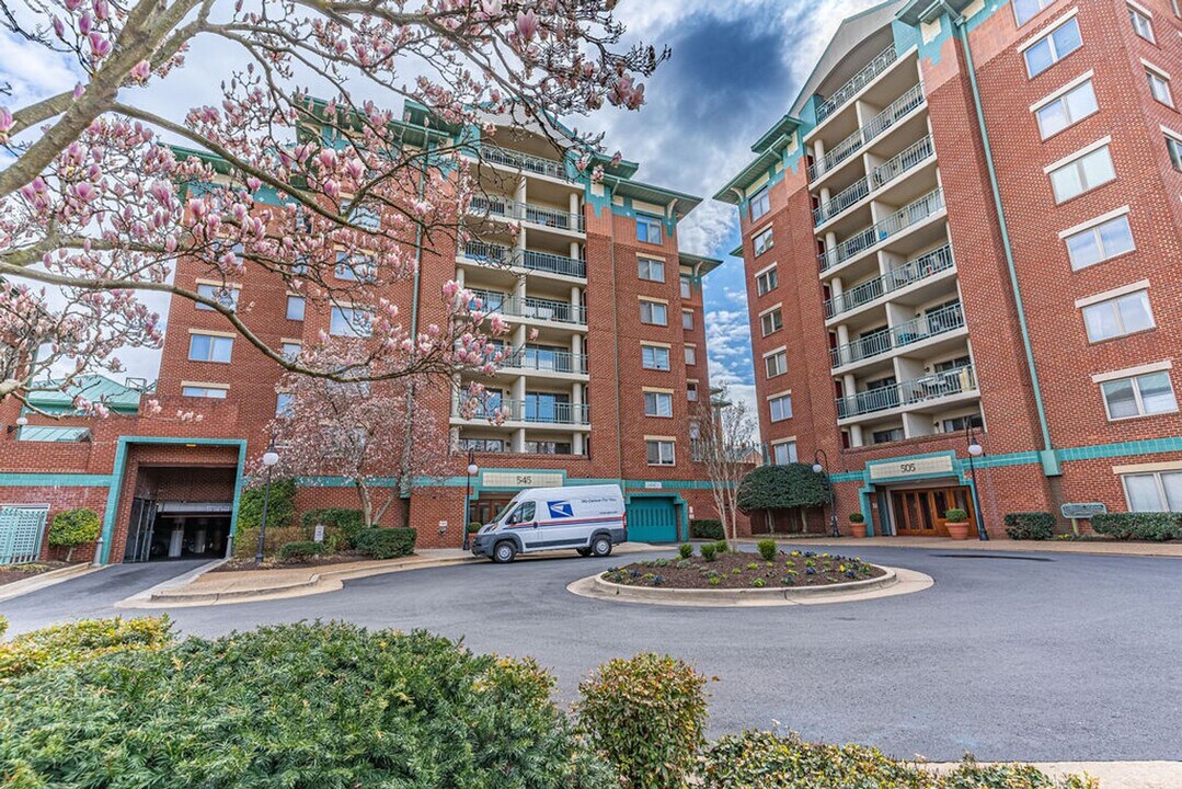545 E Braddock Rd in Alexandria, VA - Building Photo