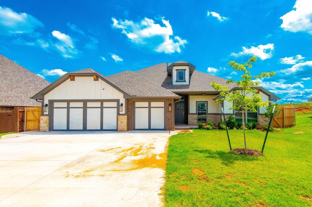 2244 E Kellan Ct Terrace in Mustang, OK - Foto de edificio