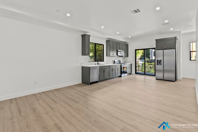 2821-2822 Avenel St in Los Angeles, CA - Building Photo - Building Photo