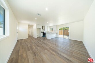 8430 Glenoaks Blvd in Los Angeles, CA - Building Photo - Building Photo