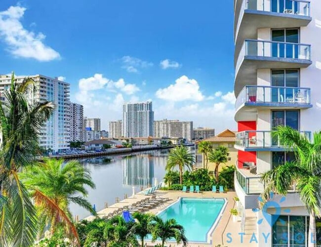 2602 E Hallandale Beach Blvd in Hallandale Beach, FL - Building Photo - Building Photo