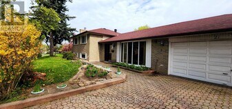 21 Pegasus Trail in Toronto, ON - Building Photo