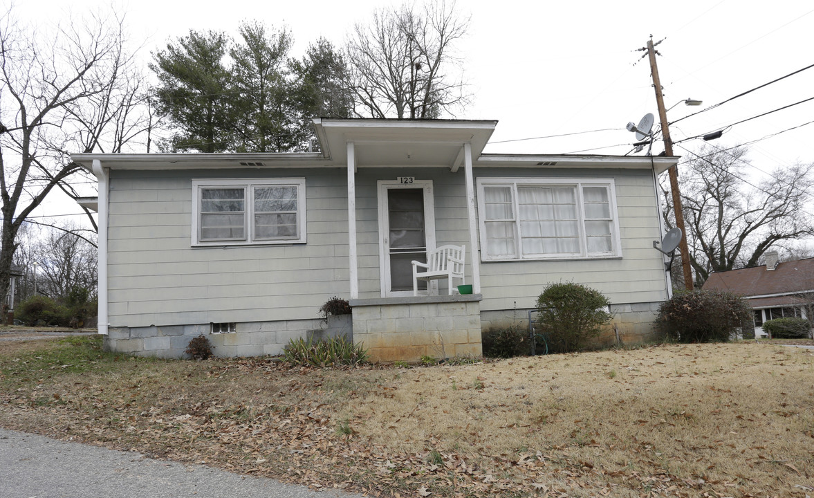 501 W D Ave in Easley, SC - Building Photo