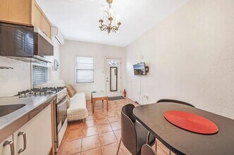 1611 Talmadge St, Unit Unit #5 in Los Angeles, CA - Building Photo - Building Photo