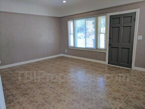 863 W Campus Way in San Bernardino, CA - Foto de edificio - Building Photo