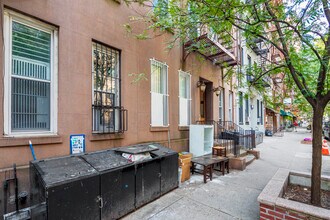 344 E 65th St in New York, NY - Foto de edificio - Building Photo