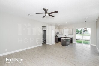 991 Walden Blvd SE in Palm Bay, FL - Foto de edificio - Building Photo