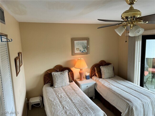 600 Neapolitan Way in Naples, FL - Building Photo - Building Photo