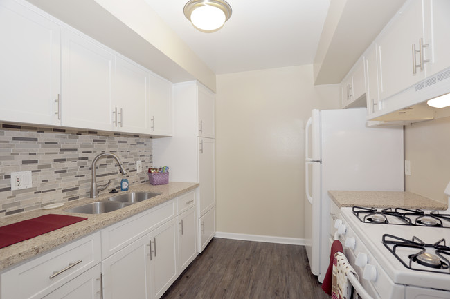 Sunset Square Apartments in West Covina, CA - Building Photo - Interior Photo