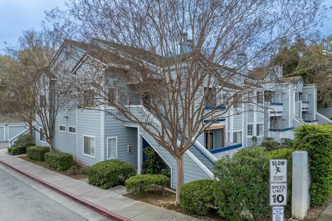 1702 Bevin Brook Dr in San Jose, CA - Foto de edificio - Building Photo