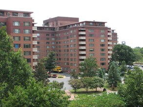 1011 Arlington Blvd, Unit 803 in Arlington, VA - Foto de edificio - Building Photo