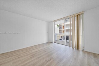 1665 Bay Rd, Unit 218 in Miami Beach, FL - Foto de edificio - Building Photo