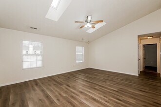 8406 Southern Springs Way in Indianapolis, IN - Foto de edificio - Building Photo