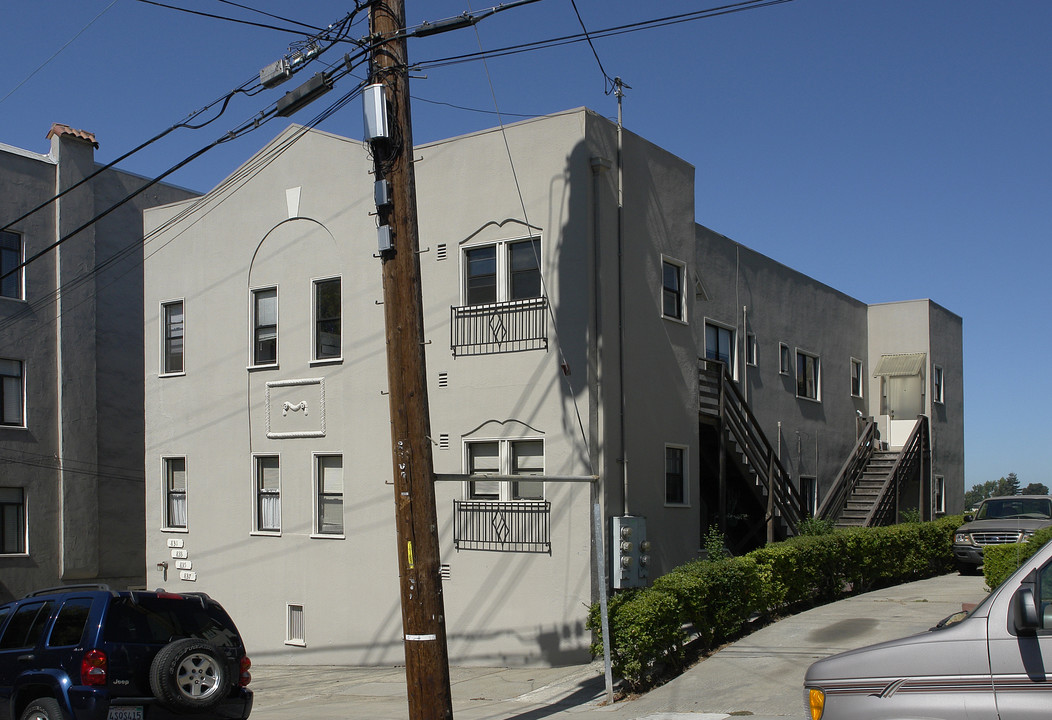 831-837 Warfield Ave in Oakland, CA - Building Photo