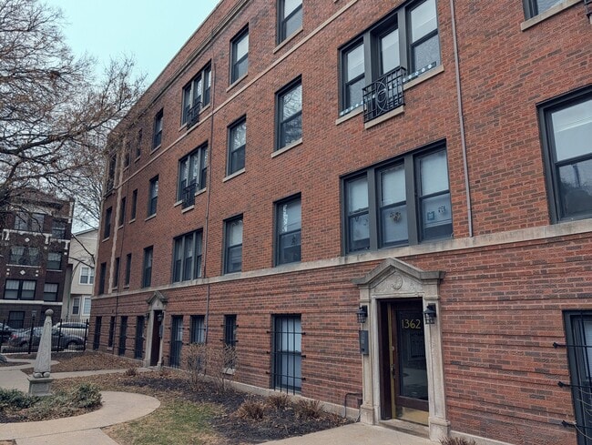 1360 E 52nd St, Unit 60-1S in Chicago, IL - Foto de edificio - Building Photo