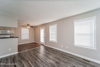 6700 Leverett Ln in Louisville, KY - Building Photo - Building Photo