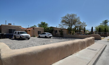 809 Aztec Rd in Albuquerque, NM - Building Photo - Building Photo