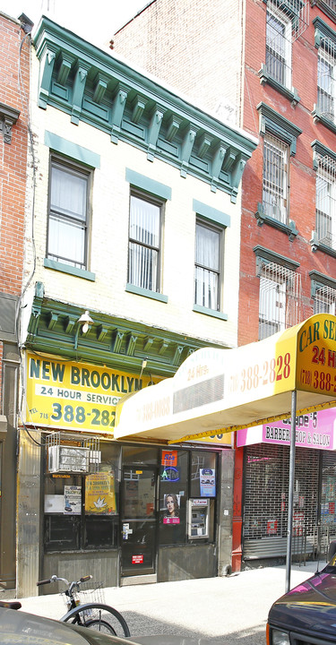 390 Broadway in Brooklyn, NY - Building Photo