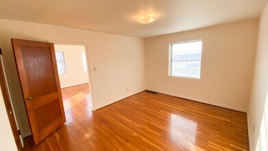 227 W Dunklin St, Unit 2 in Jefferson City, MO - Foto de edificio - Building Photo