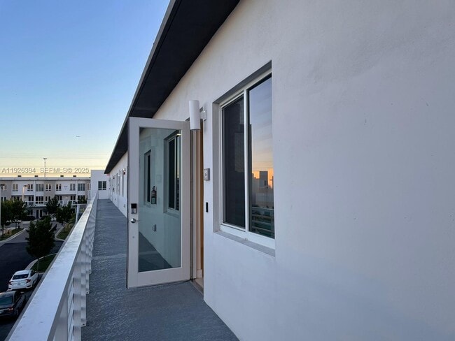 6416 NW 102nd Ct in Doral, FL - Foto de edificio - Building Photo