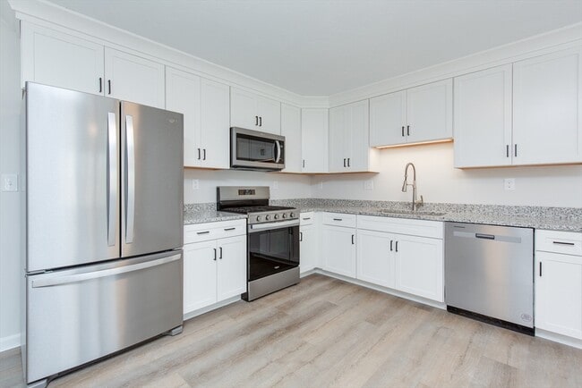 60 Sherburne Ave in Tyngsboro, MA - Building Photo - Building Photo