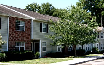 Terrace View Apartments in Colonial Heights, VA - Foto de edificio - Building Photo