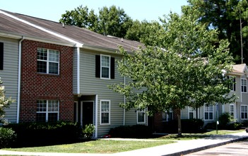 Terrace View Apartments in Colonial Heights, VA - Building Photo - Building Photo