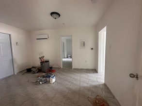 3248 NW 102nd St in Miami, FL - Foto de edificio - Building Photo