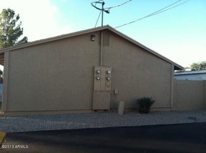 5025-5035 E Holly St in Phoenix, AZ - Building Photo - Building Photo