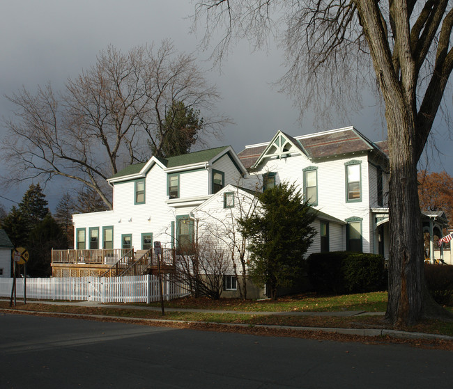 Ahana House in Waterford, NY - Foto de edificio - Building Photo