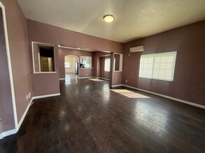 1341 W 47th St in Los Angeles, CA - Foto de edificio - Building Photo