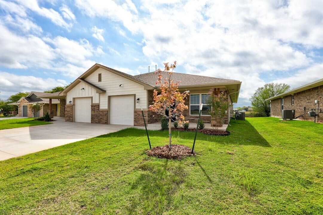 618 Juniper St in Washington, OK - Building Photo