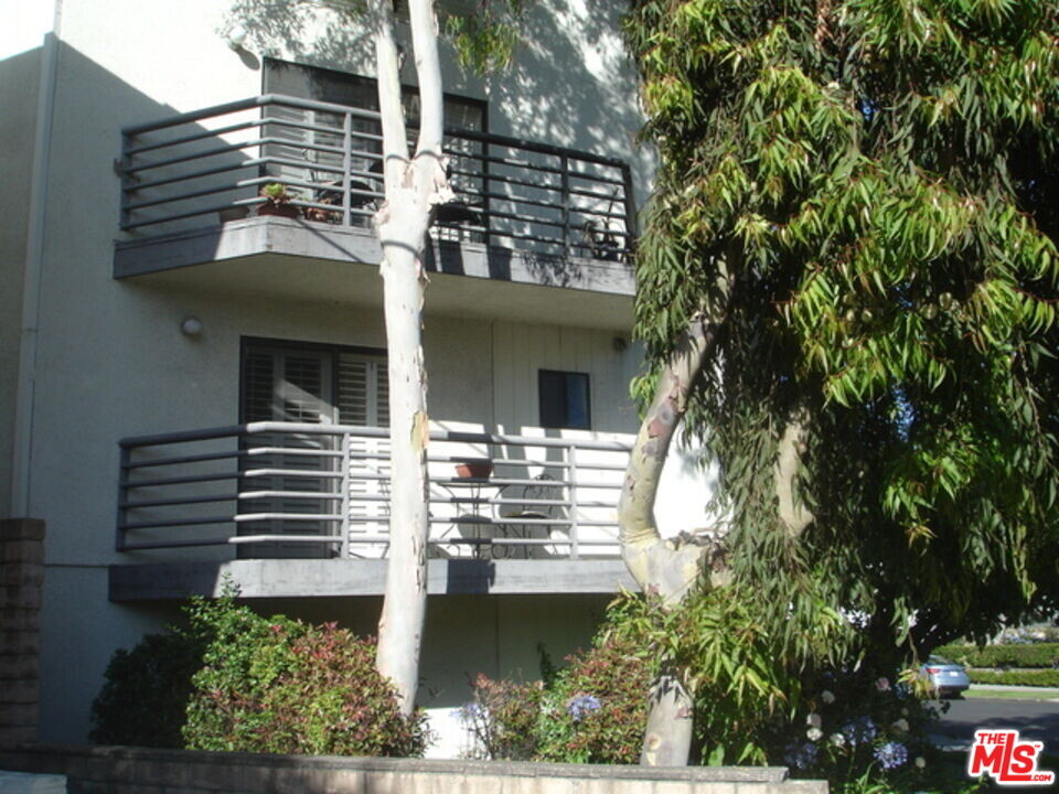 10633 Holman Ave in Los Angeles, CA - Building Photo