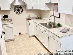 534 Hazel St in San Antonio, TX - Foto de edificio - Building Photo