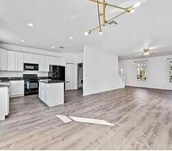 8052 Murano Cir in Palm Beach Gardens, FL - Building Photo - Building Photo