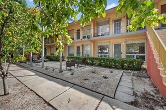 2624 NE 30th Pl, Unit 4 in Fort Lauderdale, FL - Building Photo - Building Photo