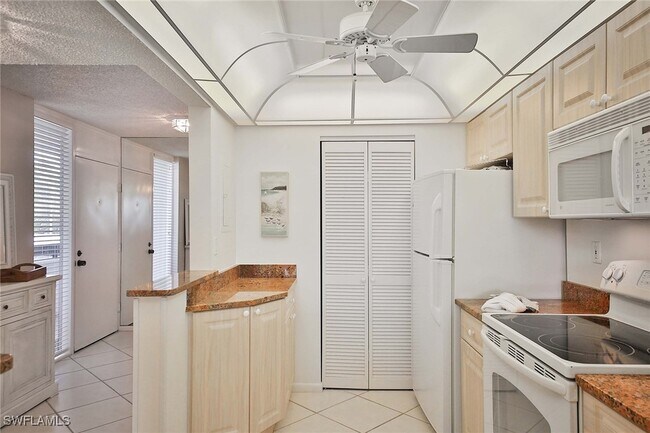 651 Seaview Ct in Marco Island, FL - Building Photo - Building Photo