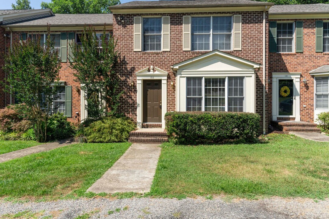 132 Popular Ct in Farmville, VA - Building Photo