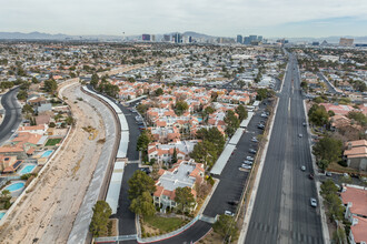 Los Verdes in Las Vegas, NV - Building Photo - Building Photo