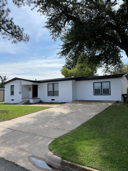 1327 Lamar St in Tyler, TX - Building Photo