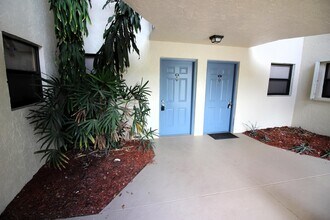 1513 Lake Crystal Dr in West Palm Beach, FL - Building Photo - Building Photo