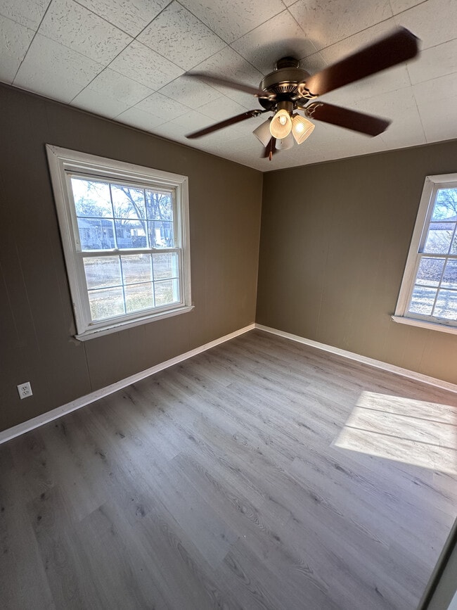 325 N Cavender St in Hobart, IN - Foto de edificio - Building Photo